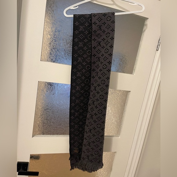 Louis Vuitton Men’s Monogram Wool Scarf – Good condition. - Picture 6 of 6